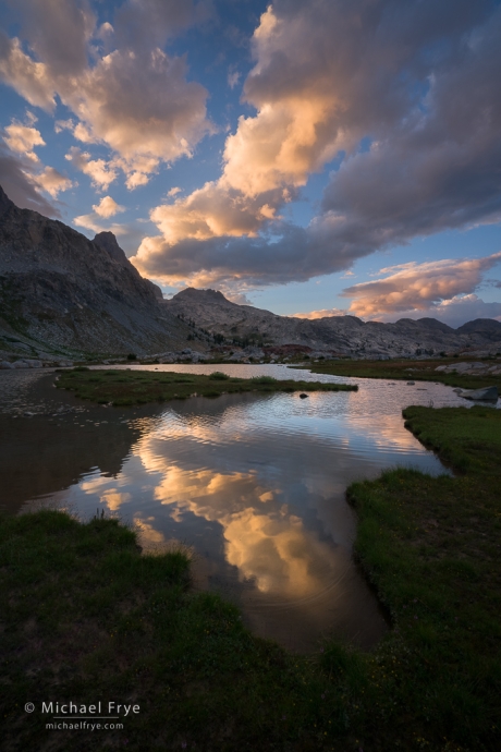 Sunset Wolken spiegeln sich in einem alpinen Bergsee, Sierra Nevada, CA, USA