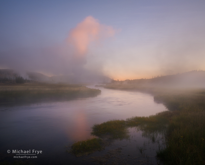 Creek mit Nebel und Dampf aus einem Thermalgebiet, Sunrise, Yellowstone NP, WY, USA