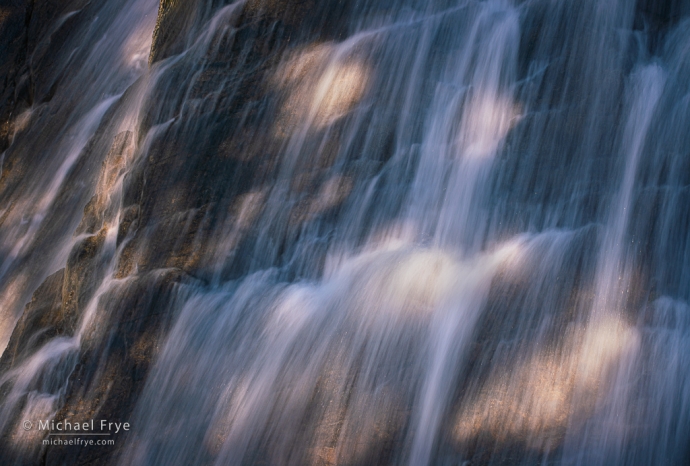 Gesprenkeltes Licht auf einem Wasserfall, Sierra Nevada, CA, USA